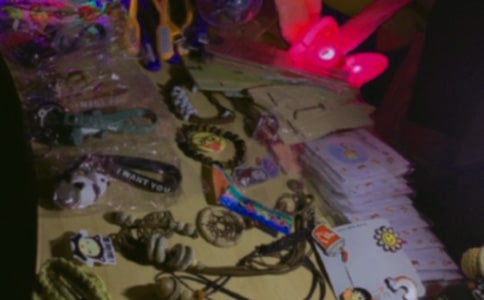 ���P(gu��n)�[��?c��i)������?/></p>
<h2>���P(gu��n)�[��?c��i)������?</h2>
<p>�������굽�ˣ����С�ﶼ������ϲ�c�Ě�ա���(d��ng)Ȼ��Ҳ��(hu��)��һЩ�[��?c��i)��u�|���ģ��@�����҂�Ҳ��(l��i)�[��?c��i)��ˡ?/p><p>������(l��i)���Ј�(ch��ng)���҂�������������ߣ��K��������һС�K���رP����׌�҂��㏊(qi��ng)�[�_�������҂��Ĕ�λ���󣬵���Ʒ�ķN�߀�Ǳ��^��ģ���С�Ʒ��С��ߡ��ľߡ�����ȡ���?y��n)��҂��Ӱњ���������[���˵�����r(sh��)�韩�������ڔ[����ĕr(sh��)����������Ϸ���һ�ɂ�(g��)���򣬱�ʾ�҂��u�������˼��</p><p>������һ��(hu��)�����҂���С������ӭ��(l��i)�˵�һλ͡�ֻҊһ��(g��)С�����������������ց�(l��i)���҂��Ĕ�ǰ���ǂ�(g��)С����һ�۾Ϳ��������u�����C����:���@��(g��)���CҪ����Ԫ������֧֧������ρ�(l��i)��Ҫ֪�����ǂ�(g��)���C�������^һ������Ȧ���M(f��i)�Mǧ���f(w��n)��õ��ġ������룺Ҫ���u��ë�ɣ��ǰ���һ����(hu��)�I������������Щ�᲻�ã�Ҫ���uһԪ�ɣ����°��̲��I�����@�ӣ��ҷ���(f��)�m�Y(ji��)�˰��죬�f(shu��)�������@��(g��)���CһԪ�X�����]�뵽��λ����ˬ��ظ����X��Ȼ�����I���҃ɂ�(g��)�e�Ė|�����@�£���һ��ٍ�˃�Ԫ���@�����ǡ��_�T�t������</p><p>�����@�£�վ����߅������Q����ס�ˣ�Ҳ�S�S��ԇ�����u��ȥ�ׂ�(g��)�������ǣ��Ҹ��V��������͓]���������еĚ��򣬸������u���������u���������ֱ����ֺÿ��Ě�����������</p><p>��������Q�����Ԟ����ˡ�ֻҊ���e���ֱۣ�һ߅�]��������һ߅�����£����u���������u���������ֱ����ֺÿ��Ě������������ǣ��M������Q�Mü�Q�ۣ����ƺ퇵���ɾ��Ǜ]�ˁ�(l��i)�I�������ɑz������Q����</p><p>���������@�r(sh��)����һλ���́�(l��i)���R�ˡ���λ���̶����ҵĔ�ǰ�����������������������������(g��)����Q�Ě����һ��(g��)�ҵ�С耳�朣���ӛһ�K�X���@�£��҂���������һ�P���⡣</p><p>�����]�^��ã���λ�����ց�(l��i)�ˡ�ֻҊ�������Ҕ�ǰ�����_ʼ���|���ˡ������룺��������?y��n)���λ���̄��ś]��һ���I��ɡ��Ҳ��Ҷ��룬����������λ���̽�B�҂���'��Ʒ�ˣ����@����ָ��ߣ�����׌С���ѵ���ָ׃���`��@�������ѡ�����󣬽�(j��ng)�^�ҵ�һ��Ŭ������λ�������I���҃ɂ�(g��)��ָ��ߣ����ɉK�X�����c(di��n)��һ���X���l(f��)�F(xi��n)�҂��ѽ�(j��ng)ٍ����Ԫ�X�ˣ�</p><p>������֪���X��̫�(y��ng)��ƫ�����Ј�(ch��ng)�ϵ���ҲԽ��(l��i)Խ�٣��P�c(di��n)��һ�½���ġ���(zh��n)��(j��)�������@ϲ�f(w��n)�֣����ǡ�����(zh��n)��ݡ���������ˉK��ë�X���@�����ҵĵ�һ�P���̘I(y��)�����롣�҂��M�d���S�յ�ϲ�����𔂃����ؼ��ˡ�</p><h2>���P(gu��n)�[��?c��i)������?</h2>
<p>������٣������ڼҟo(w��)�����£��֟o(w��)�ĵġ�һ�죬�����������ā�(l��i)���ҵ���ǰ���f(shu��)����Ҫ���ۂ�?n��i)����Д[���I�|���ɡ������d�^���������֣����ð��ð����������҂��Ѽ���ֵ�X��С���⎧���˼��С�</p><p>�������˼��У����˂�(g��)��λ���і|���[�ã��҂��������ǃ��۰Ͱ͵ص����҂��ĵ�һλʹ��{���R�������^ȥ�ˣ��]���Ё�(l��i)һ��(g��)ͣ��Bһ��(g��)���r(ji��)��Ҳ�]�С���������̫�(y��ng)�o(w��)����˿�����أ�·�Ե�С���К�o(w��)�����������X������ˮ��͸���ҵ����ѣ�����Щ�ܲ��ˡ�</p><p>�������҂��Č�(du��)��Ҳ��һ��(g��)�I�|���Ĕ��ӣ�����Ҳʮ���嵭���������ă��o(w��)�ĵ����(l��i)��ȥ����һ��(hu��)�������x�_��λ����֪���ă�Ū��(l��i)��(g��)�U(ku��)����������λ��һվ����������(l��i)����ʮԪ���ӣ�ʮԪ���ӣ��������x�����^·�^����Ҫ�e(cu��)�^���C(j��)����ʧ���r(sh��)���ف�(l��i)��������(j��ng)���@ôһߺ�ȣ�����Ĕ�λ���̾�׃�ß��[����(l��i)��æ���������������䌍(sh��)�����ǃ���ʮԪ���ӣ��҂��@ֻҪ��Ԫ�Ϳ����ˣ��ɾ��Ǜ]�ˁ�(l��i)�I����������������������ǃ������������úܡ�ͻȻ���룺��Ȼ����(hu��)ߺ�ȣ��ҾͲ���(hu��)�᣿���ǣ��ұ��ߺ������(l��i)������Ԫһ�ӣ���Ԫһ�ӣ����^·�^��ǧ�f(w��n)��Ҫ�e(cu��)�^����Ԓ���䣬�Ҿ��X��Ę�l(f��)����Ҳ��֪?ji��ng)����Ƕ�����ô�����ڵģ����^߀�ã���һλ��ɩ���҂���.��λǰͣ����(l��i)�����@��(g��)�����X��������Ԫ�������������I�ɂ�(g��)�������ã��x�x������(d��ng)�ҽ��^��ɩ�o�^�ҵ���Ԫ�X�r(sh��)����֪�Ǽ���(d��ng)߀�Ǹ��d����ֱ������ء���߅���Ҋ�҂��Ė|�������ˣ�һ��C���^��(l��i)��æ���҂����������������壬���̡�������������Ҋ���ߺã��gӭ�´ι��R����һ��ѶYò���Z(y��)ȫ�������È�(ch��ng)���f(shu��)�ĺ퇵��˻���ˡ��M���@�r(sh��)�����ᣬ̫�(y��ng)�������ˣ����҂��s�]��һ�z���⡣</p><p>�����r(sh��)�g�^����죬�����҂���ʰ�Ô��ӣ�һ�P�㣬�Ғ��˶�ʮһԪ�������@Щ�X���������f(shu��)��������ζ����С���ã��I��ѩ��ɣ��@ô����죬�I��ѩ�❙(r��n)��(r��n)ɤ�ӣ����ʡ���һ��(g��)��������������@���f(shu��)��Ҫ��ƽ�r(sh��)���ҿ϶���(hu��)�����qԥ���Iһ�������@һ�Σ��Ҫqԥ�ˣ��@��(l��i)֮���׵��X�����᲻�û���</p><p>����ͨ�^�@�Β��X����֪���˒��X���D�����w��(hu��)�ˡ�����(d��ng)�Ҳ�֪�������}�F���ĺ��x��Ҳ�W(xu��)��(hu��)���S���������y�ԌW(xu��)���Ė|��������ʹ������K����</p><h2>���P(gu��n)�[��?c��i)������?</h2>
<p>�������죬�ҁ�(l��i)���W(xu��)У�T�ڿ�Ҋ�����Ѓɗl���ӣ��������һ�K䁰壬����[��һЩƤ����Ƥ����Ƥ�A��֮Ė|������߅������(bi��o)�r(ji��)�����ӡ�</p><p>����һλ�����������^������ס�ˡ����ǣ��������^ȥ��������(l��i)����λ�ϰ忴��������Ƥ��������������һֻƤ��æ�������f(shu��)�����㿴�@���ж����ɣ����ϰ�������һ�죬��Ҫ�f(shu��)�ж��t���ˡ����������ӿ�����(du��)���o�Լ���B����һ�NŮʽ������������ô���@һ�N����B�o�ң�һ�Բ��l(f��)Ť�^���ߡ�</p><p>��������һ��(g��)���磬�ҿ�����ֻ�����˃ɹP���⡣����һ��(g��)������I��һ��Ƥ����һλ�DŮ�I��һֻƤ�����@�r(sh��)��һλ�Ј�(ch��ng)����T�߁�(l��i)���M(f��i)���ҿ������ф����u�|����õ����Xȫ���o��(du��)��Ҳ����</p><p>��������(g��)�����ǂ�(g��)��?c��i)��ϛ]��һ��(g��)��ǰȥ�Iһ�c(di��n)�|�����������@���u�|���܉�S���Լ�������(g��)��Ӌ(j��)�᣿����Ҫ�f(shu��)�B(y��ng)�һ���ˡ�</p><p>�������˰������K�����߁�(l��i)��һλ�DŮ���ҿ��������������IƤ�����ˣ����������y�������������I�Ė|���ã��@һ���ց�(l��i)�I�|���ˆ᣿�����м�(x��)�ؑ������������ǂ�(g��)��ӑ�r(ji��)߀�r(ji��)����30Ԫ��`��߀����15Ԫ���ޣ�һ�����J(r��n)���@���Ė|�����^���ˣ������ف�(l��i)�͡����ϣ����s��Ƥ��߀�o�ˌ�(du��)����߀��ᔽ��F���f(shu��)������Ė|���e�˶��f(shu��)�Ǽ�؛���S����ô�f(shu��)����ô���ˣ��Ҷ���Ҫ�ˣ������X�ɣ���߅�Ͽ����[���˼����hՓ�_�ˣ����F(xi��n)�ڵļ�؛�����Ƕ�ѽ����</p><p>������������һ��Ҫ�Լ��H�ۿ������H�� �����Ժ��Ҳ�������ǰ�ǘӺ�(ji��n)�ε��J(r��n)�鲻�x�Õ�Ҳ�]���P(gu��n)ϵ������ȥ�[��?c��i)�ѽ����һ��Ҫ�ĬF(xi��n)����úÌW(xu��)��(x��)��</p><div   id=