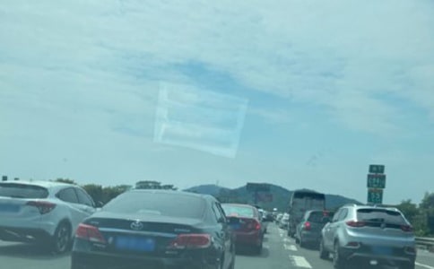 在高速公路上行駛時遇到團霧的應對方法