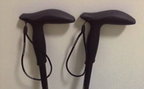 放下心中的拐杖作文