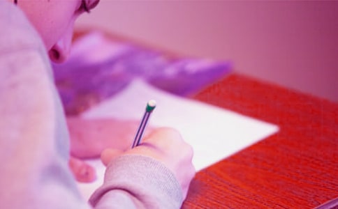 高考臨近時家長和考生應(yīng)從根上克服焦慮的情緒