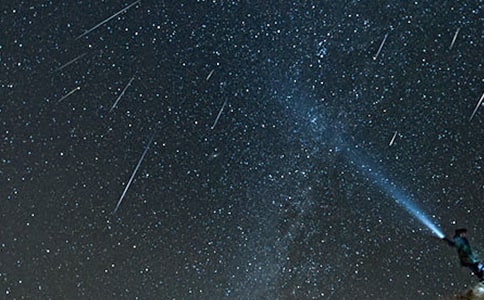 【推薦】坐看流星劃空時作文