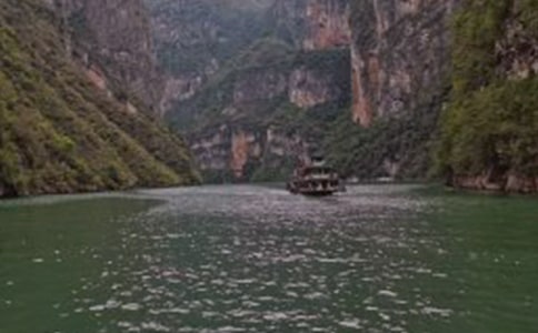 描寫三峽景色的詩句