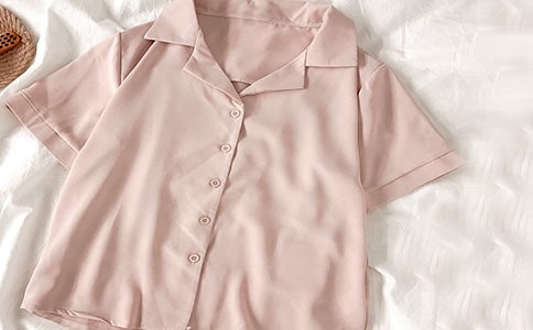 開(kāi)叉裙怎么搭配上衣