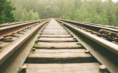 有一段100公尺長的鐵軌上面每隔1公分放一條橫木,請問共有幾條橫木?