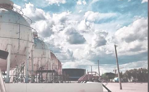 ����������M�������E